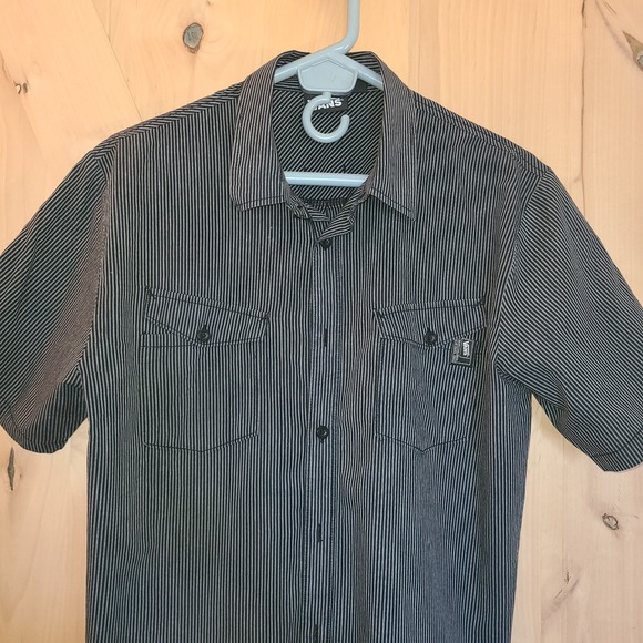 Vans Men's L Button-Up Shirt, Black Stripe, Casual‎ Short Sleeve, Streetwear - Picture 1 of 9
